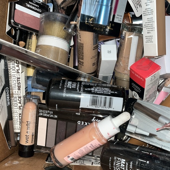 20 qty wholesale Makeup L’Oréal Revlon Elf Lips skincare cosmetics LOT Bulk New - Picture 6 of 14